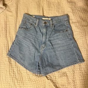 Levi high loose shorts, size 26